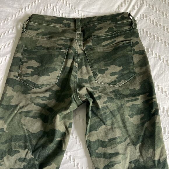 ✨5 for $15✨ Universal Thread High Rise Camo Pants - Picture 9 of 10